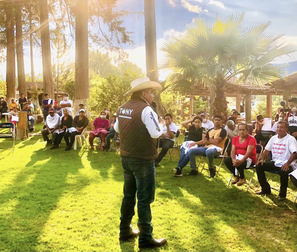 Entre pinos, tierra seca y un ambiente tenso, hemos ido en conquista del voto: Tony Martínez