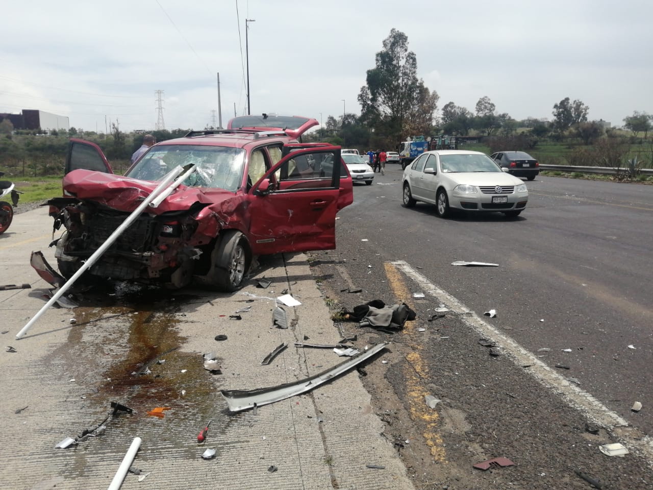 Un muerto y dos lesionados en carambola de dos camionetas y un vehículo