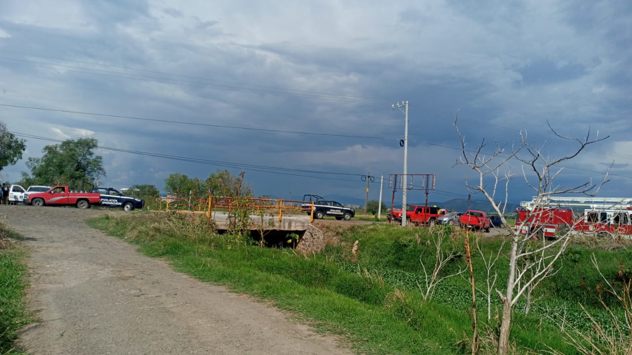 Encuentra dentro de un canal de aguas negras el cadáver de un joven reportado como desaparecido