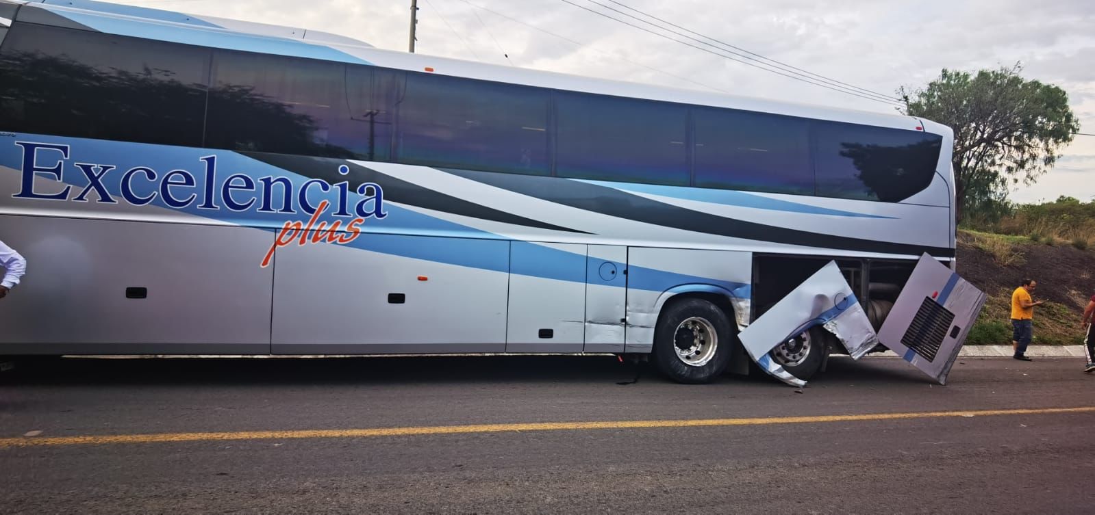 Se registró choque entre un autobús y una camioneta sobre la carretera Morelia – Maravatío