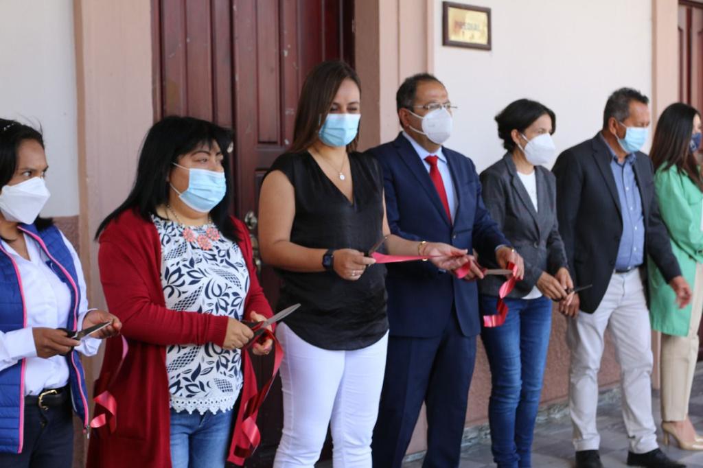 José Luis Téllez realizó el corte del listón inaugural de las actividades de la Unidad Móvil de Atención a la Violencia de Género, SEIMUJER