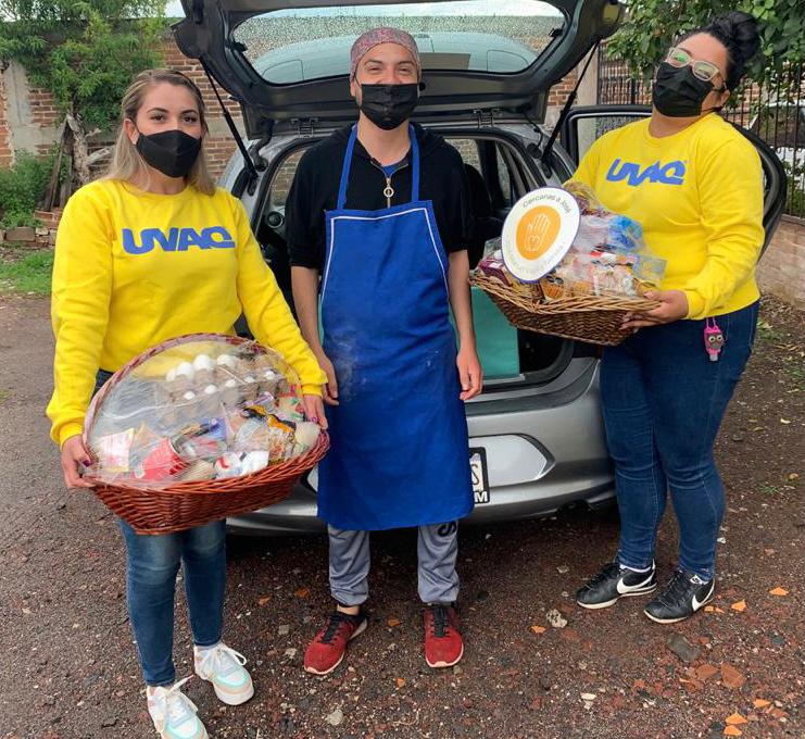 Alumnas de la UVAQ… A través del Proyecto Cercanas a José entregaron víveres de primera necesidad