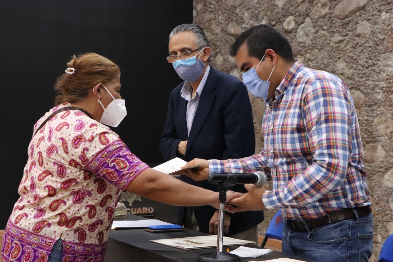 Alcalde de Zitácuaro, da continuidad a la entrega de escrituras del fraccionamiento Yuringari