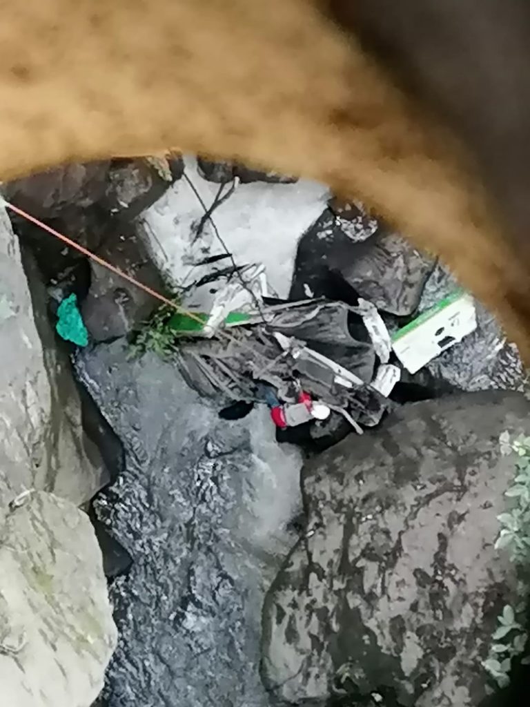 Pierde la vida un conductor al caer su camioneta al fondo de la barranca del Puente de Fierro en Zitácuaro.