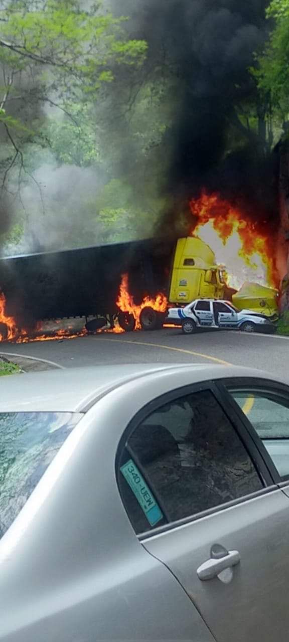 Chocan dos tráiler y un taxi los cuales ardieron en llamas.