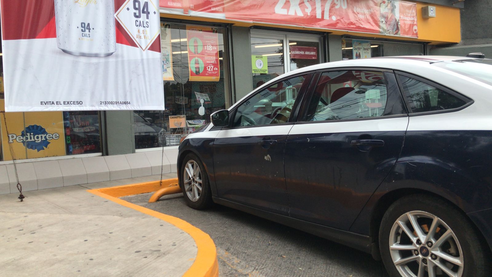 Un solitario sujeto con pistola en mano asaltó a los empleados de una tienda Oxxo