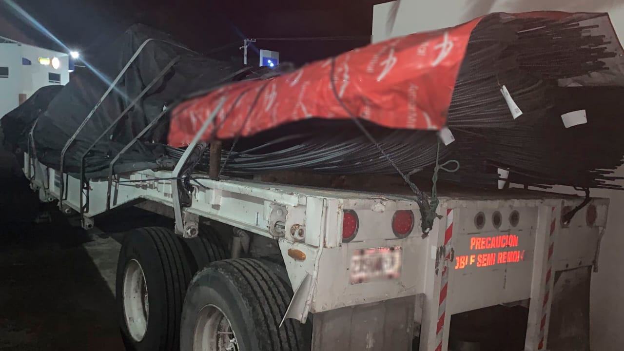 En un operativo realizado por la Guardia Nacional (GN), lograron asegurar un camión cargado con varilla, con reporte de robo con violencia