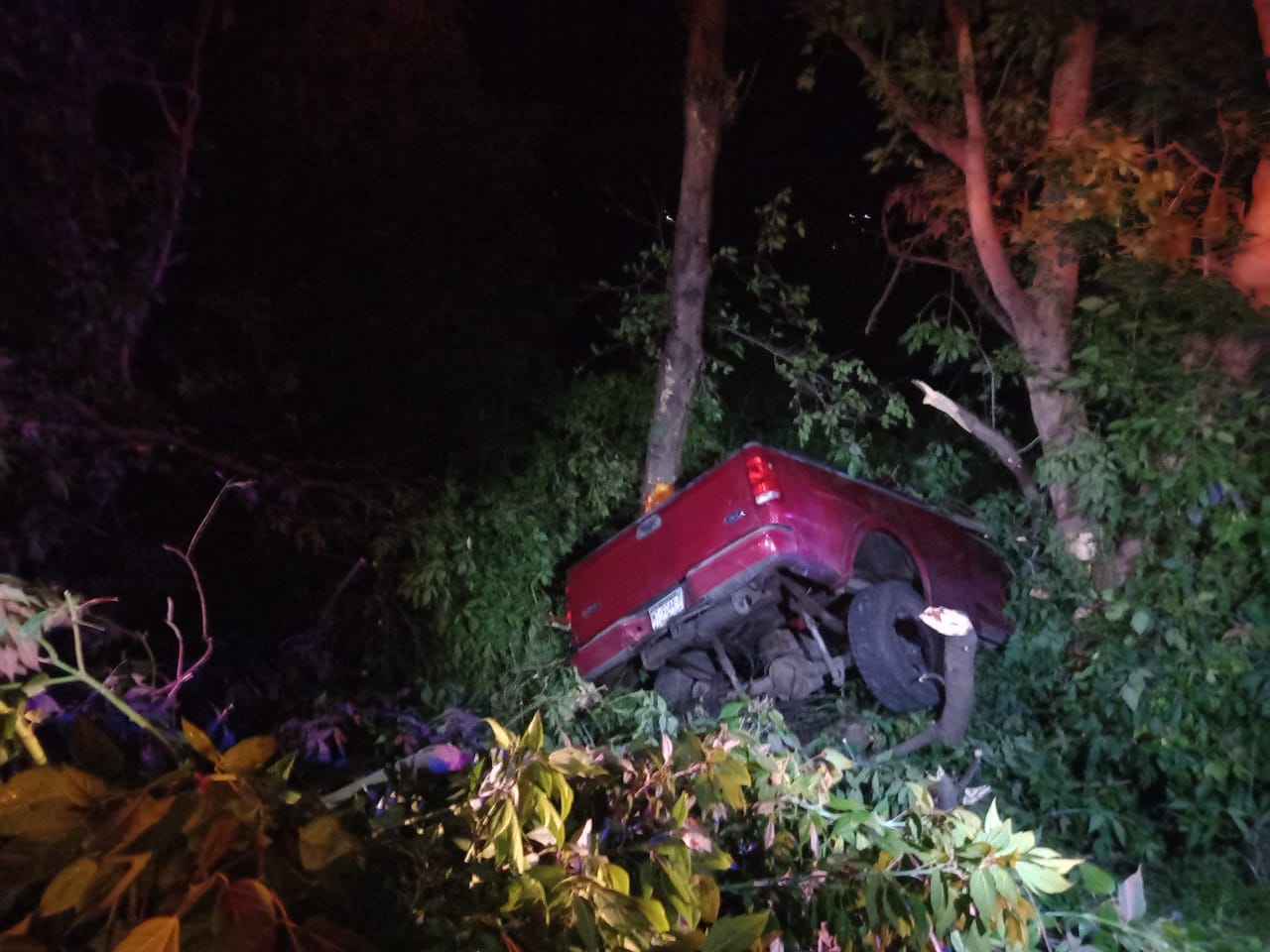 Daños materiales al salirse una camioneta de la carretera