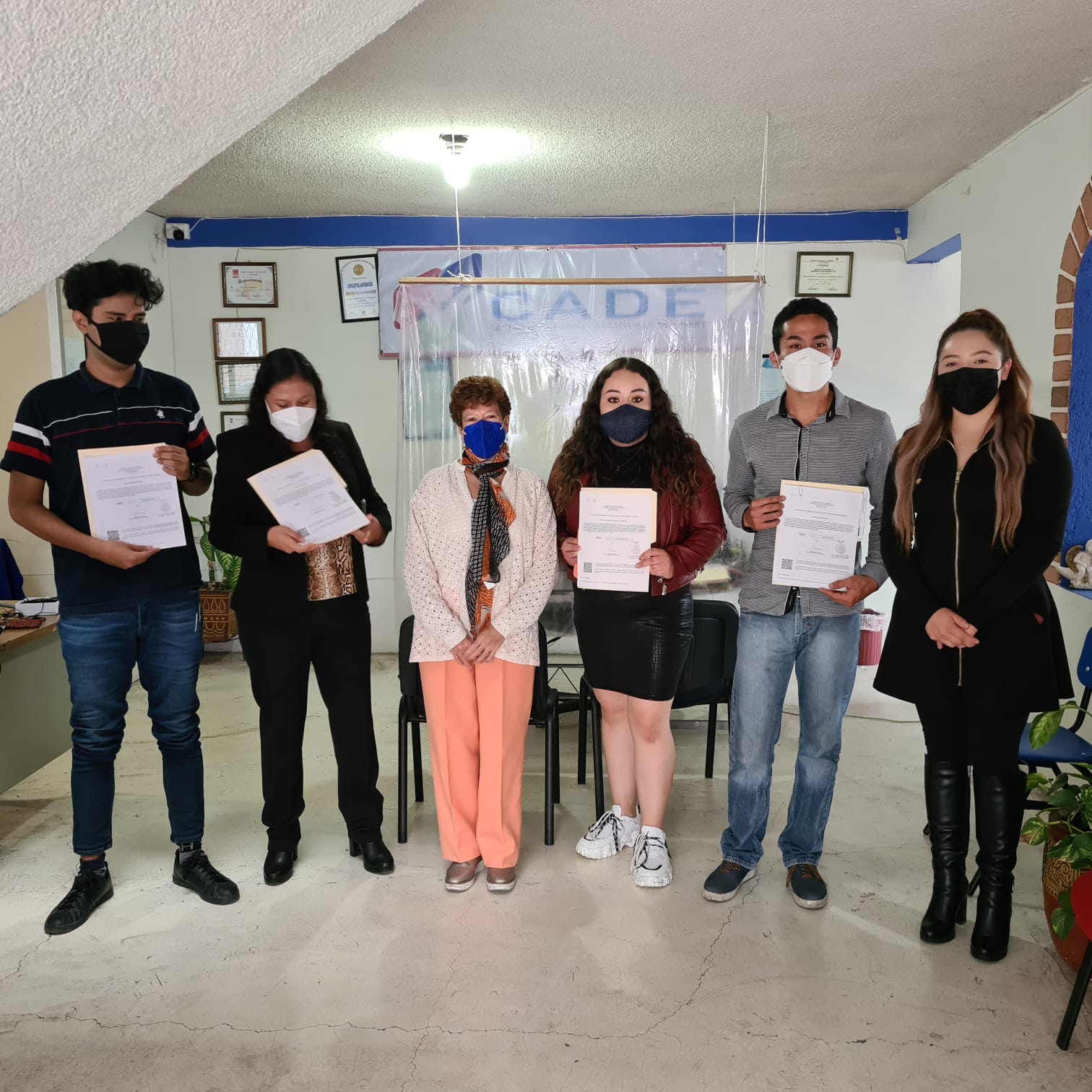 En CADE recibieron certificado de preparatoria y bachillerato