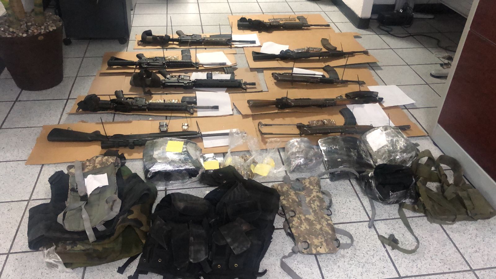 FGR OBTIENE VINCULACIÓN EN CONTRA DE NUEVE PERSONAS POR PORTACIÓN DE ARMAS LARGAS, TRAS UN ENFRENTAMIENTO