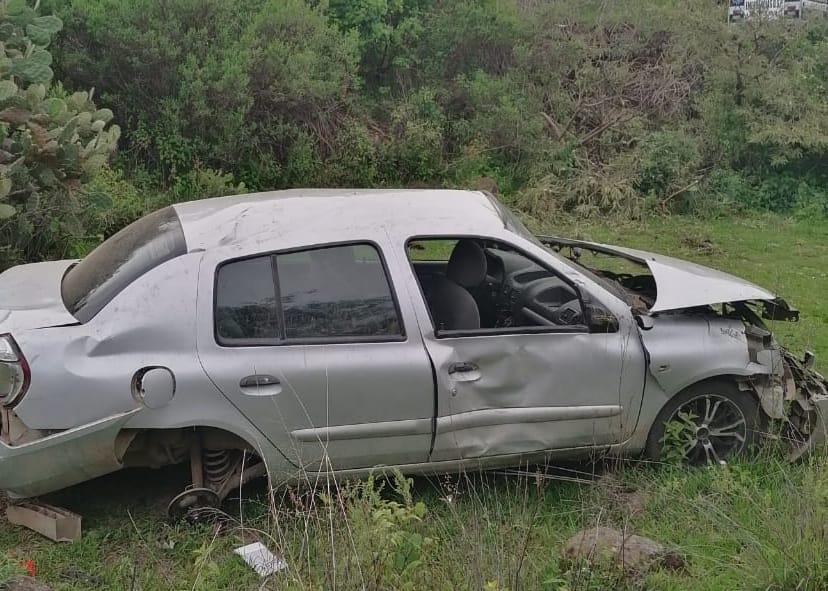 Cuantiosas perdidas materiales al volcar un automóvil en la entrada a “La Verónica”