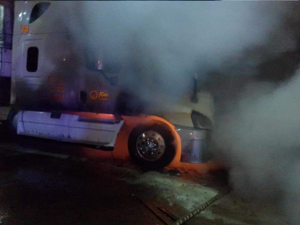 Personal de Bomberos Voluntarios de Uruapan atendió el incendio de un tracto camión en las inmediaciones de la gasolinera denominada «La Presa