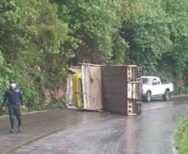 Conductor pierde el control del tráiler que conducía sobre la carretera Zitácuaro – Aputzio