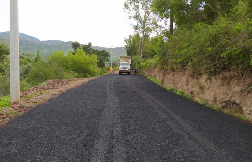 Presenta un avance del 75% la pavimentación  asfáltica del camino de acceso a la Comunidad de Huaniqueo