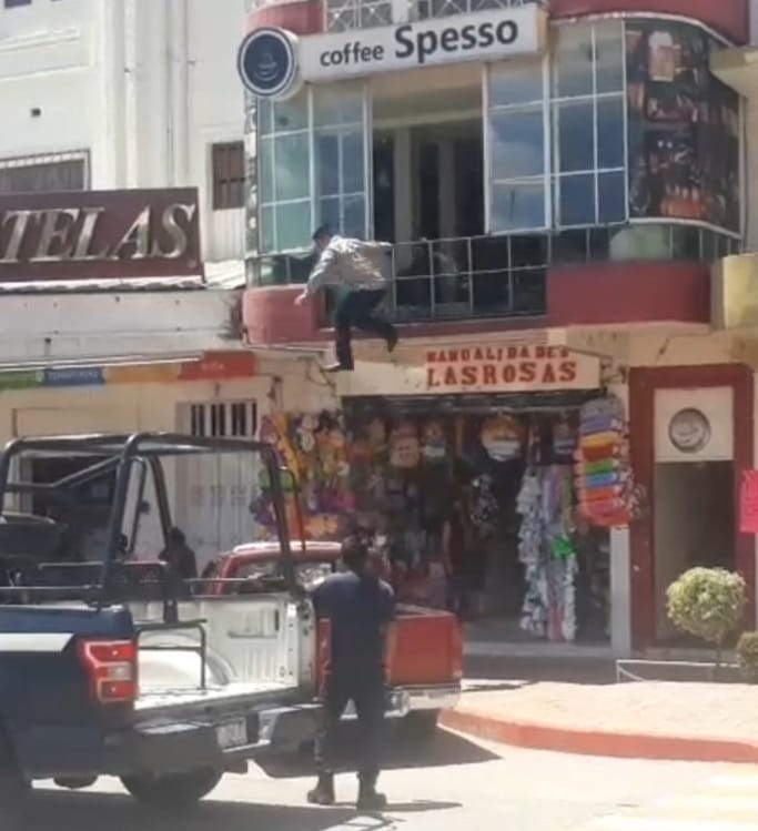 Hombre salta desde ventanal de conocido café del centro de Cd. Hidalgo