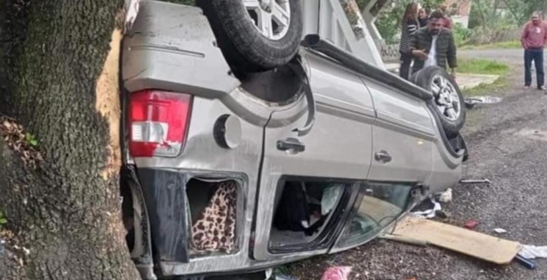 Saldo de un muerto y siete lesionados al registrarse una volcadura de una camioneta