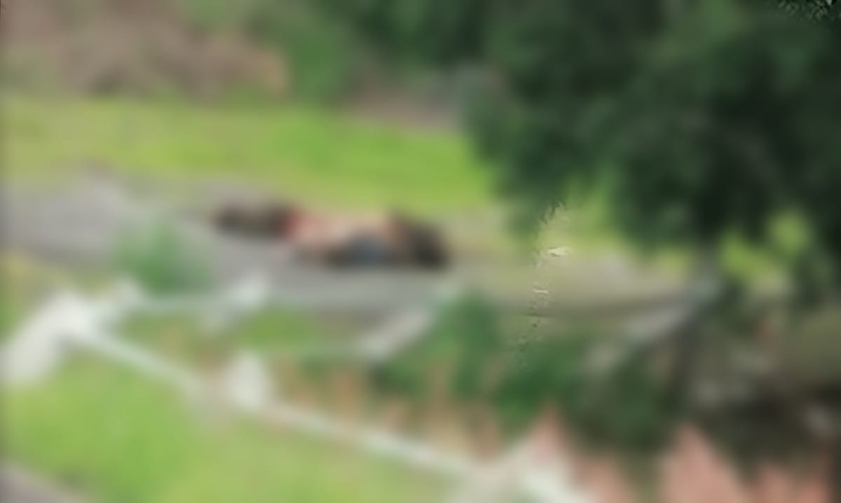 Encuentran los cadáveres de 3 hombres en la Carretera Uruapan- Lombardia.