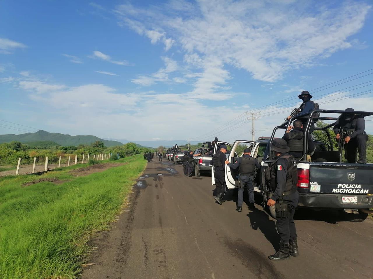 Mantiene Gobierno Estatal labores para garantizar el libre tránsito en Aguililla.
