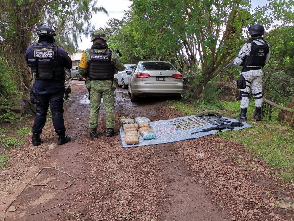 Aseguran SSP, Sedena y GN más de 9 kilos de drogas, un arma y 400 cartuchos.