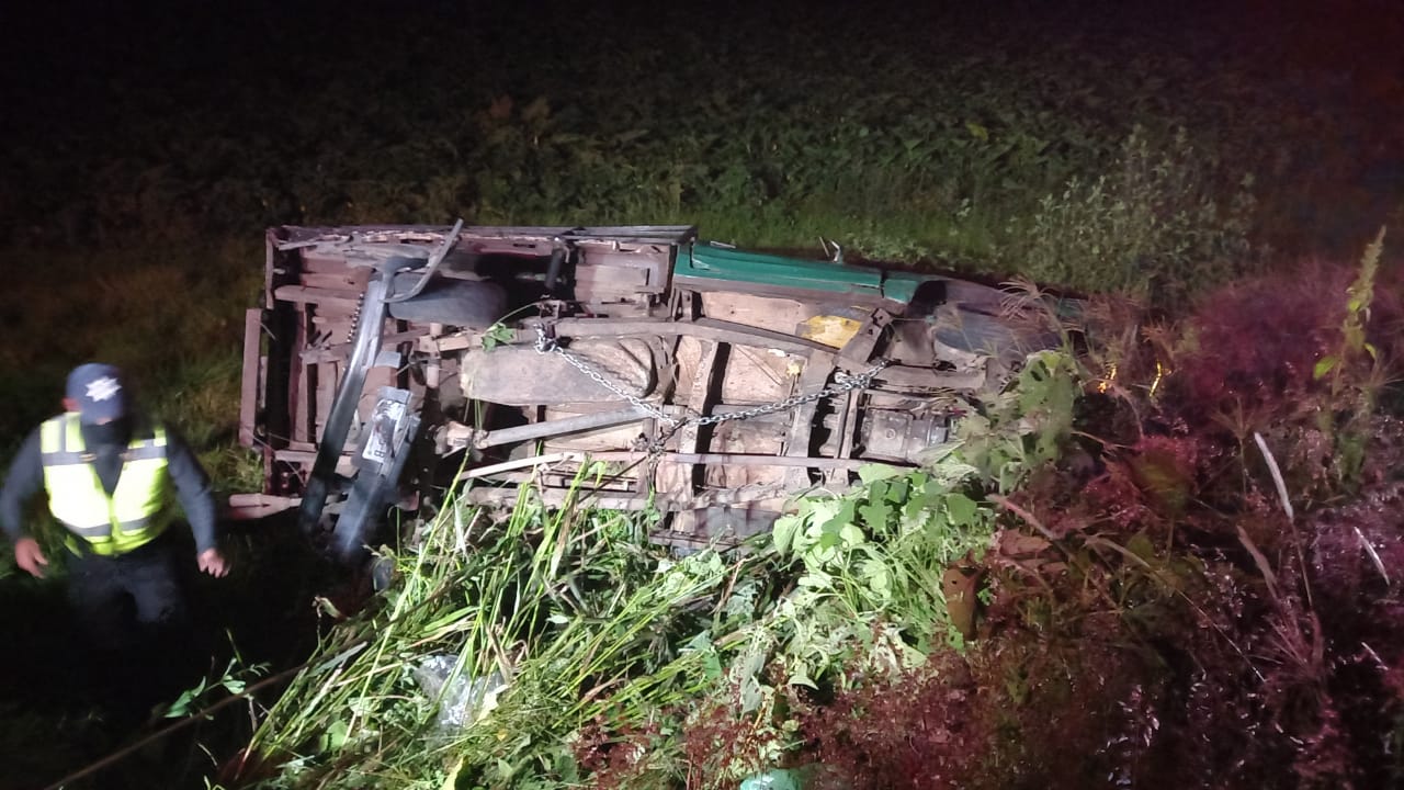 Chocan auto compacto y una camioneta que volcó en Huaniqueo
