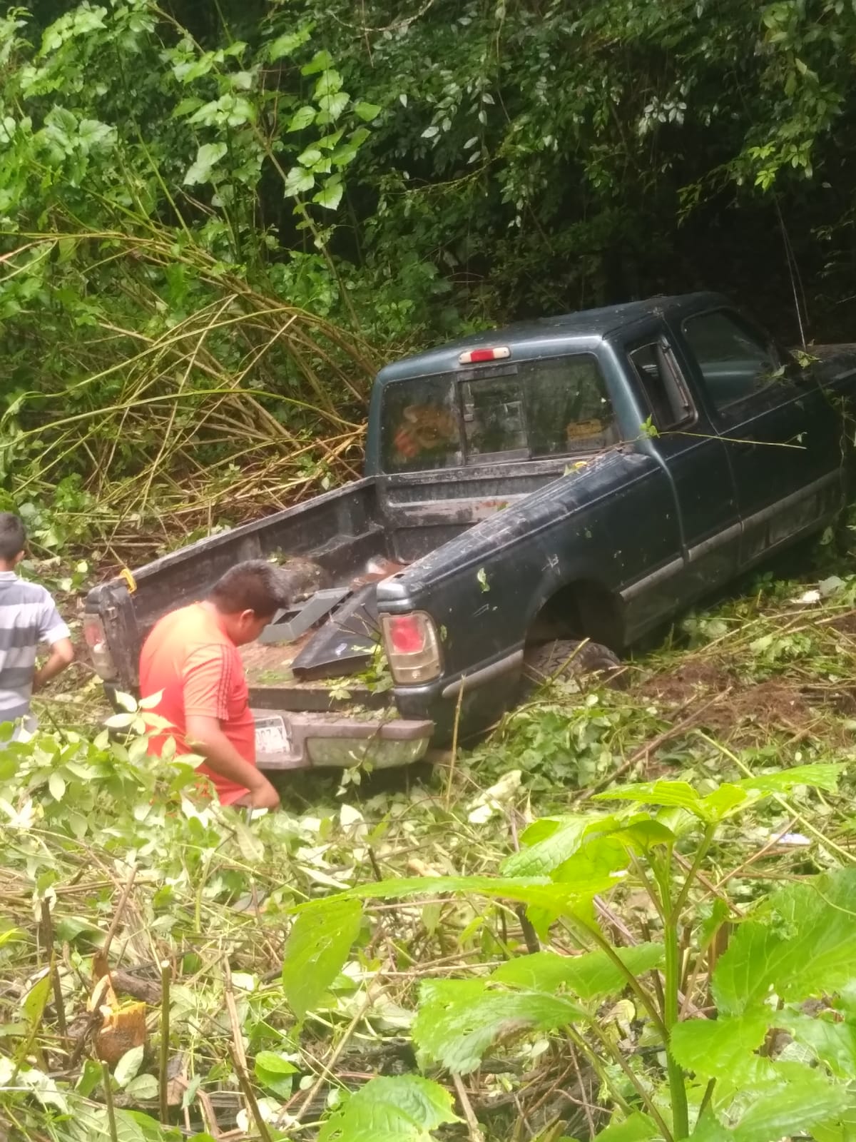 Daños materiales al volcarse  una camioneta en Zitácuaro