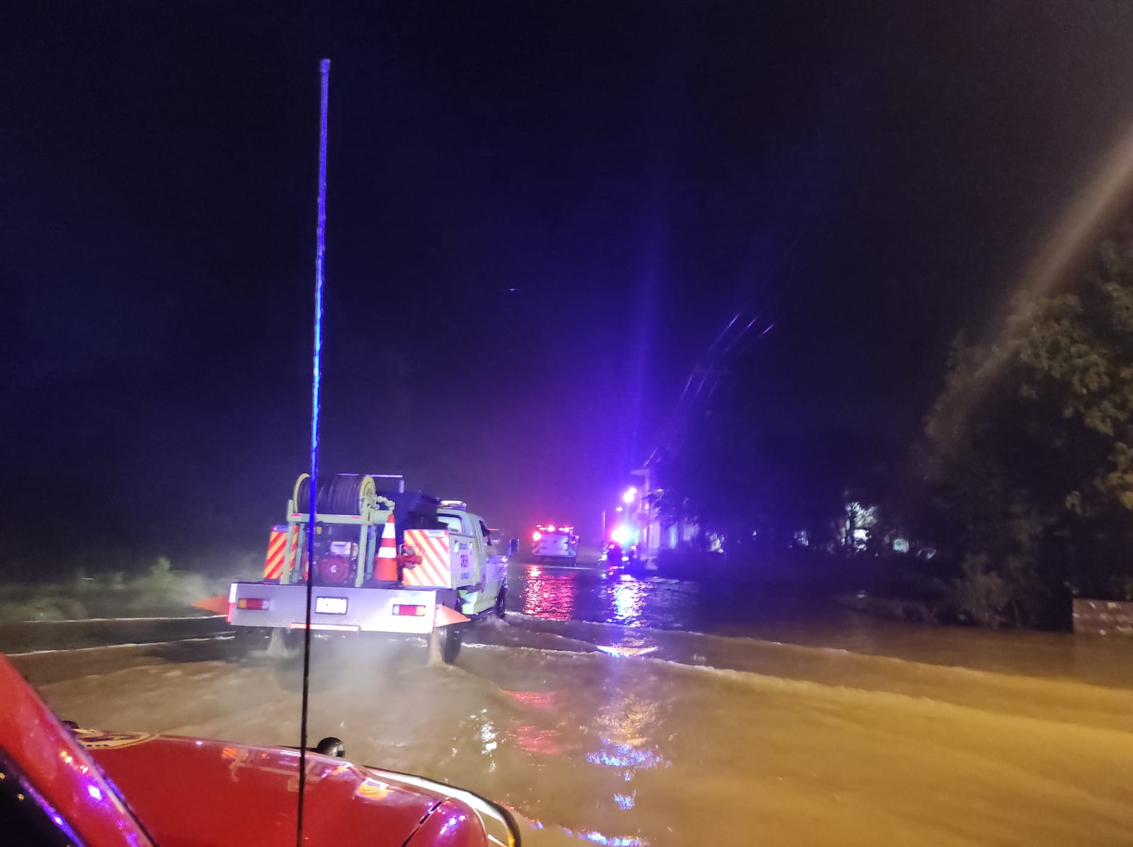 Varias viviendas afectadas por inundaciones en el fraccionamiento Casa Blanca  y Temendao en Cd. Hidalgo