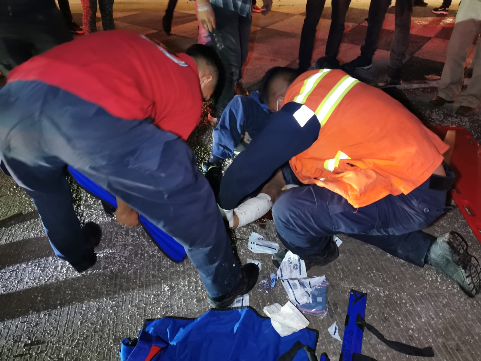 Camioneta atropella a motociclista en Zitácuaro; resultó lesionado