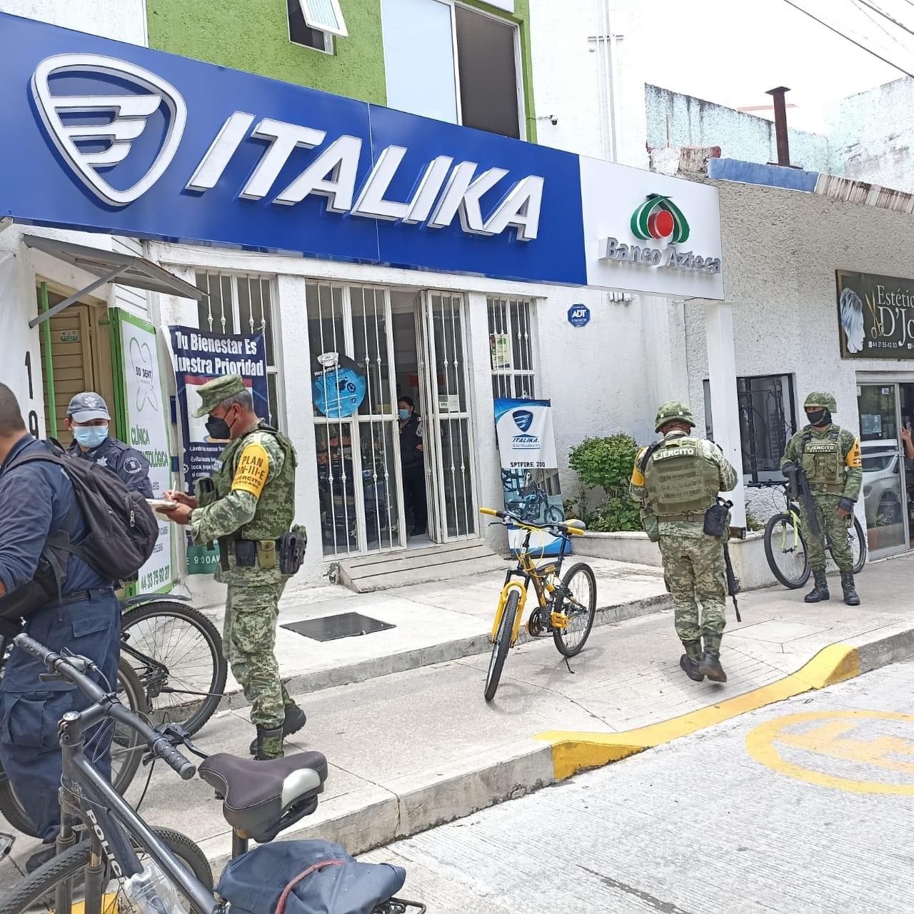 Dos hombres con pistola en mano asaltaron un establecimiento de ventas de motos