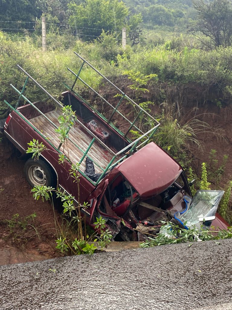 Choca camioneta contra un paredón