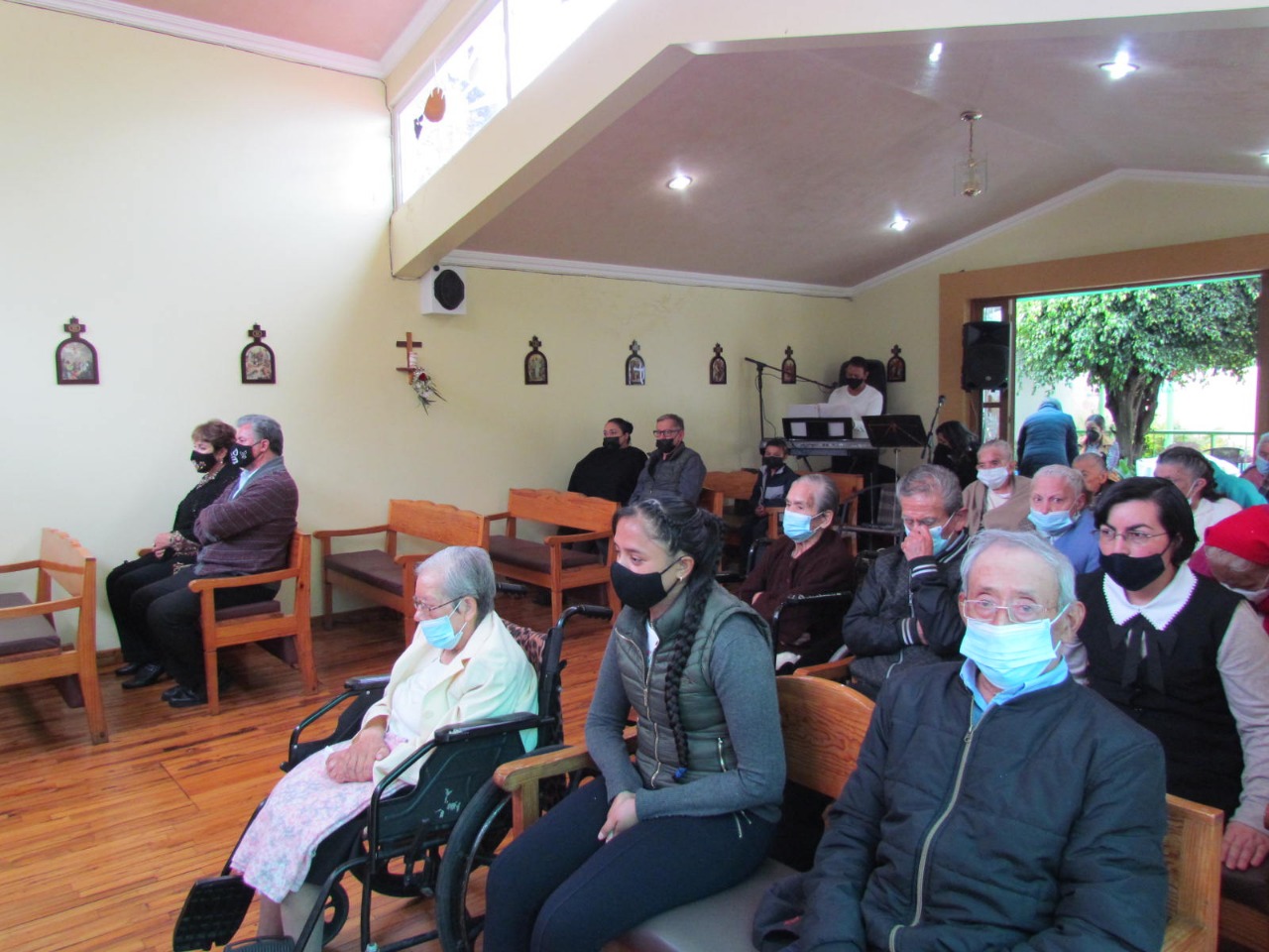 En el Asilo San Vicente se conmemoró con misa el “Día del Abuelito”