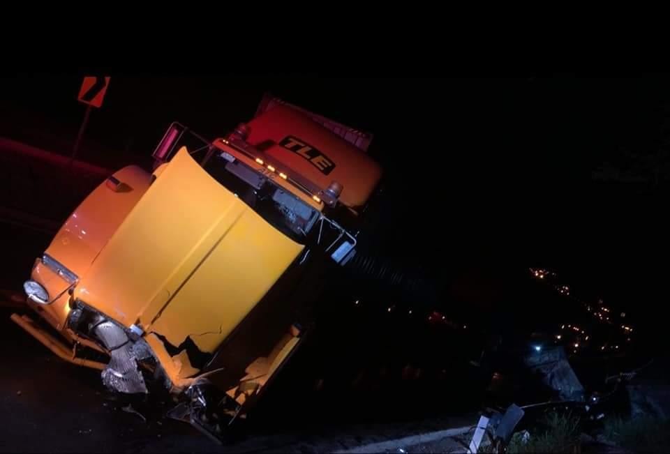 Saldo de cuatro muertos y un lesionado al chocar una la camioneta y un tráiler