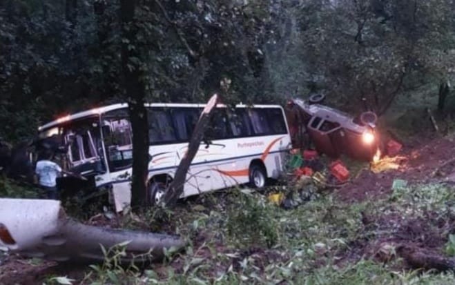 10 personas lesionadas al chocar una camioneta y un camión de pasajeros en la Carretera Uruapan – Pátzcuaro