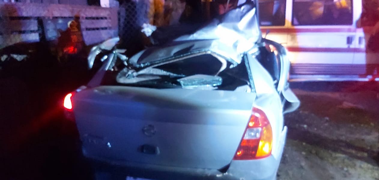 Una persona resultó lesionada al chocar un auto compacto contra una plataforma.  