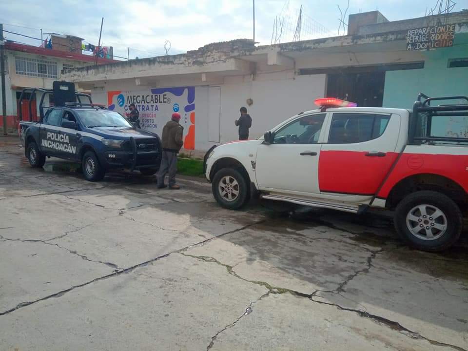 Localizan sin vida a un hombre de aspecto indigente tirado sobre la banqueta