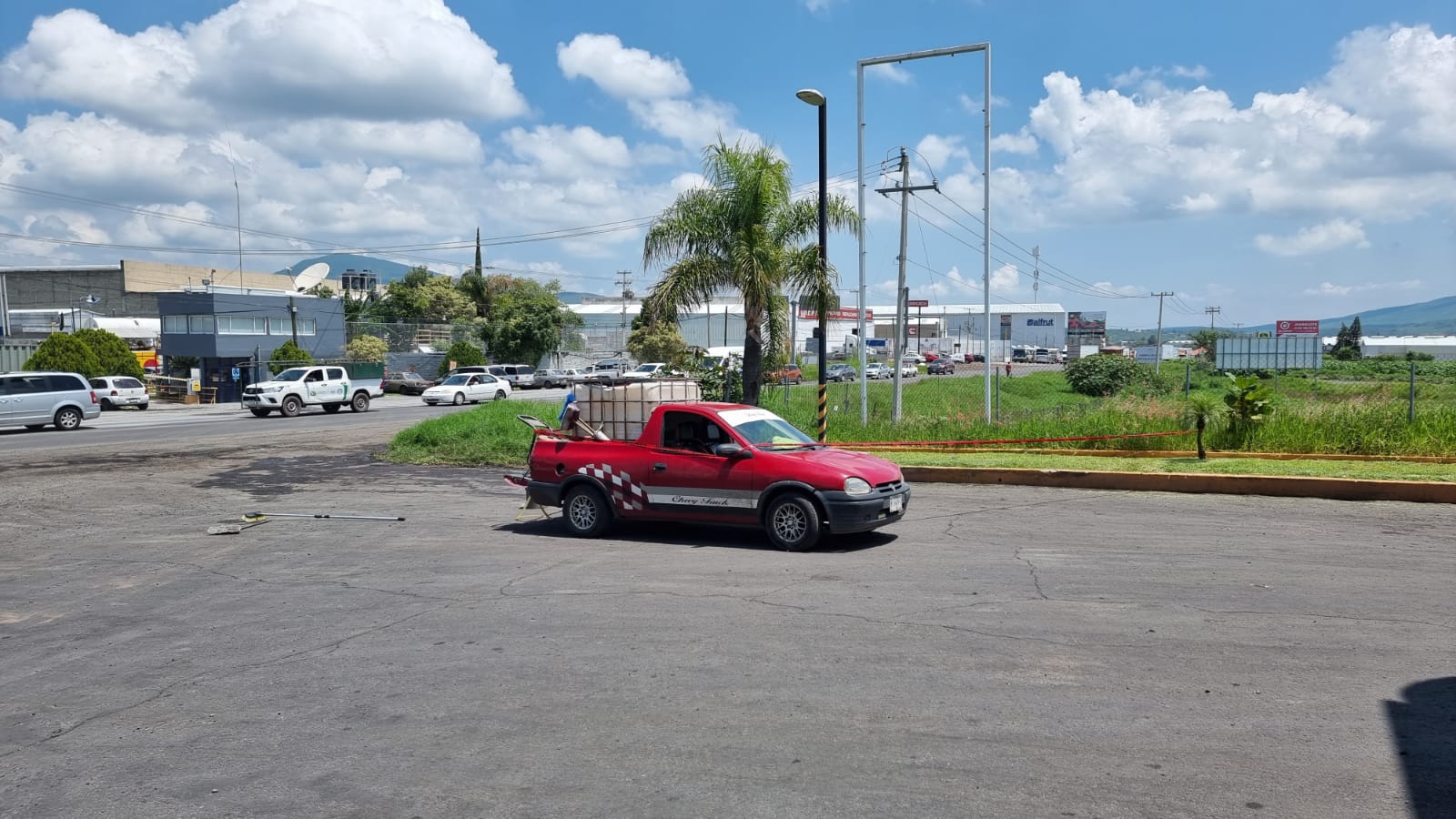 Desconocidos atacan a balazos a conocido lavador de tráiler