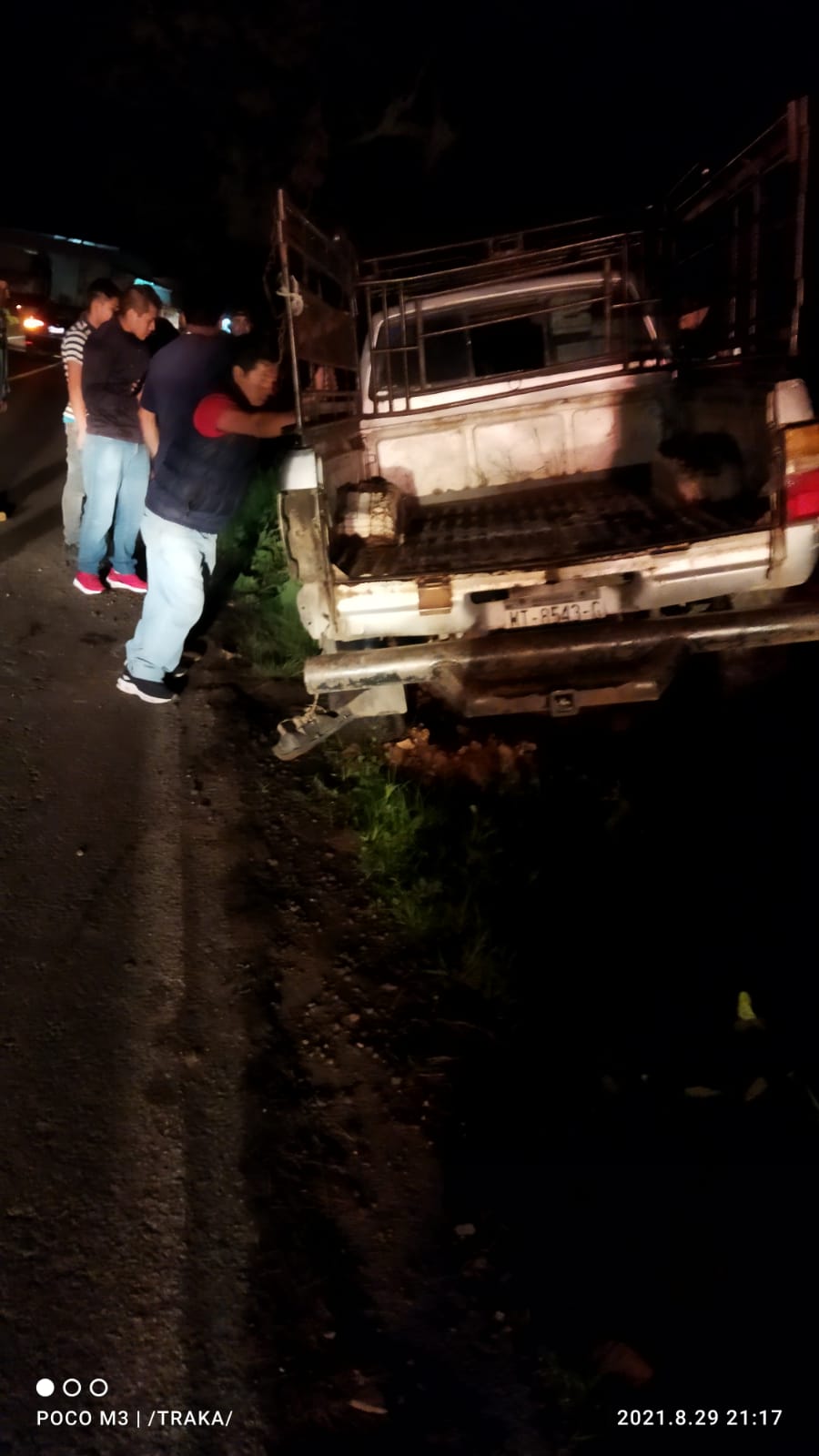Daños materiales al chocar una camioneta contra un bordo de tierra