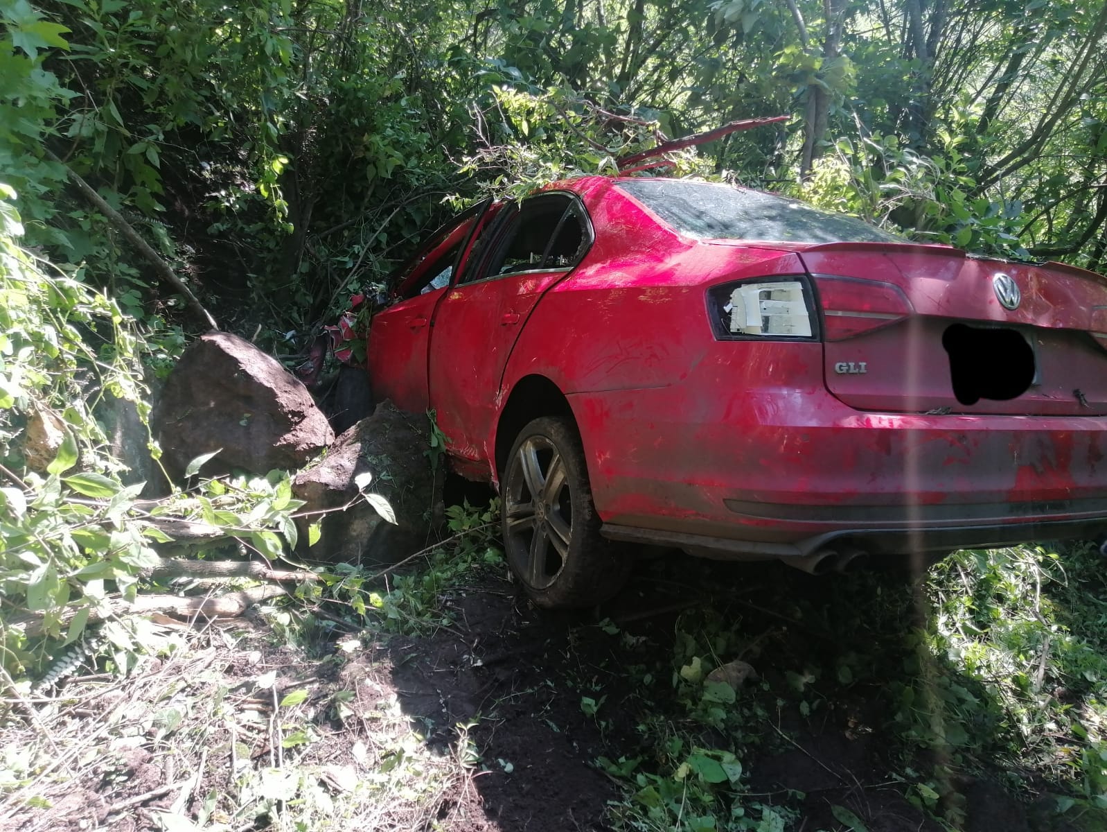 Un Joven resultó lesionado al salir de la carretera un automóvil y caer a un barranco de 30 metros de altura en Tuxpan