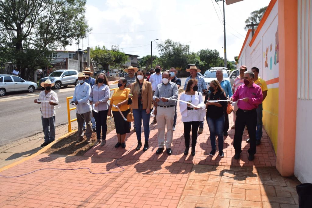 Con nuevo camino en Jungapeo, habitantes tendrán más seguridad