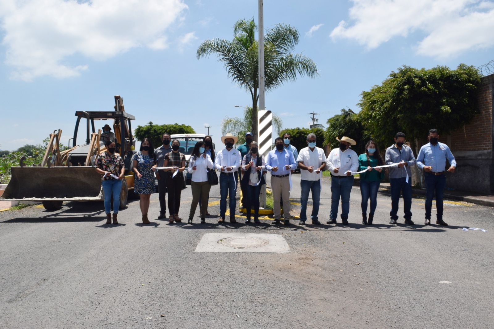Gobierno estatal rescata del deterioro camino en Numarán
