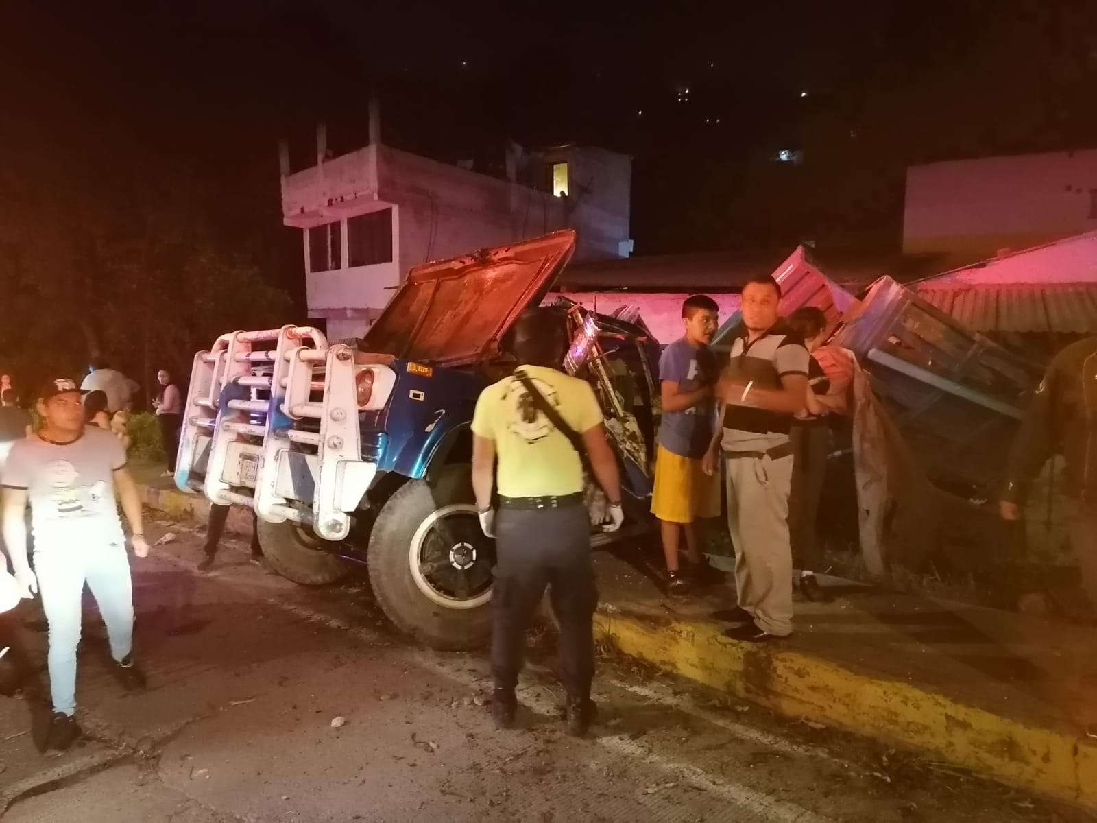 Resultó lesionado al chocar camión  en Zitácuaro