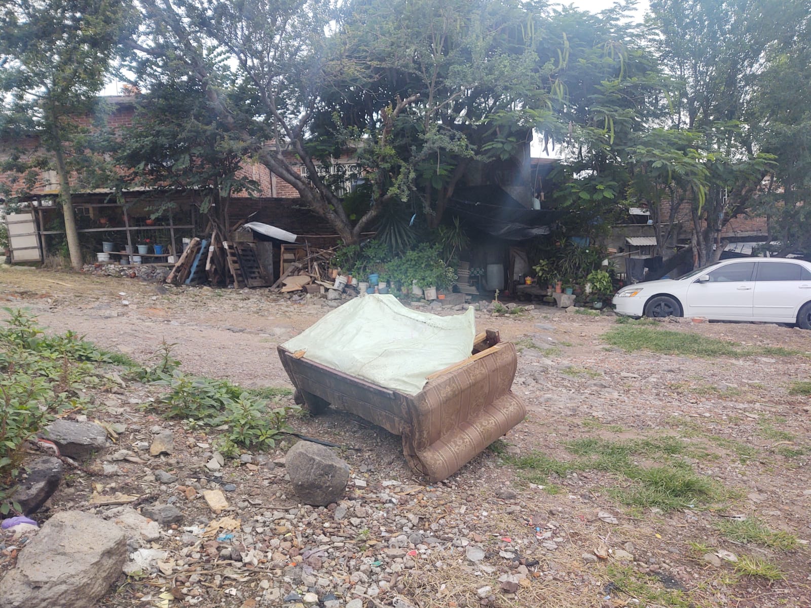 Localizan el cadáver de un hombre atado de las manos y pies