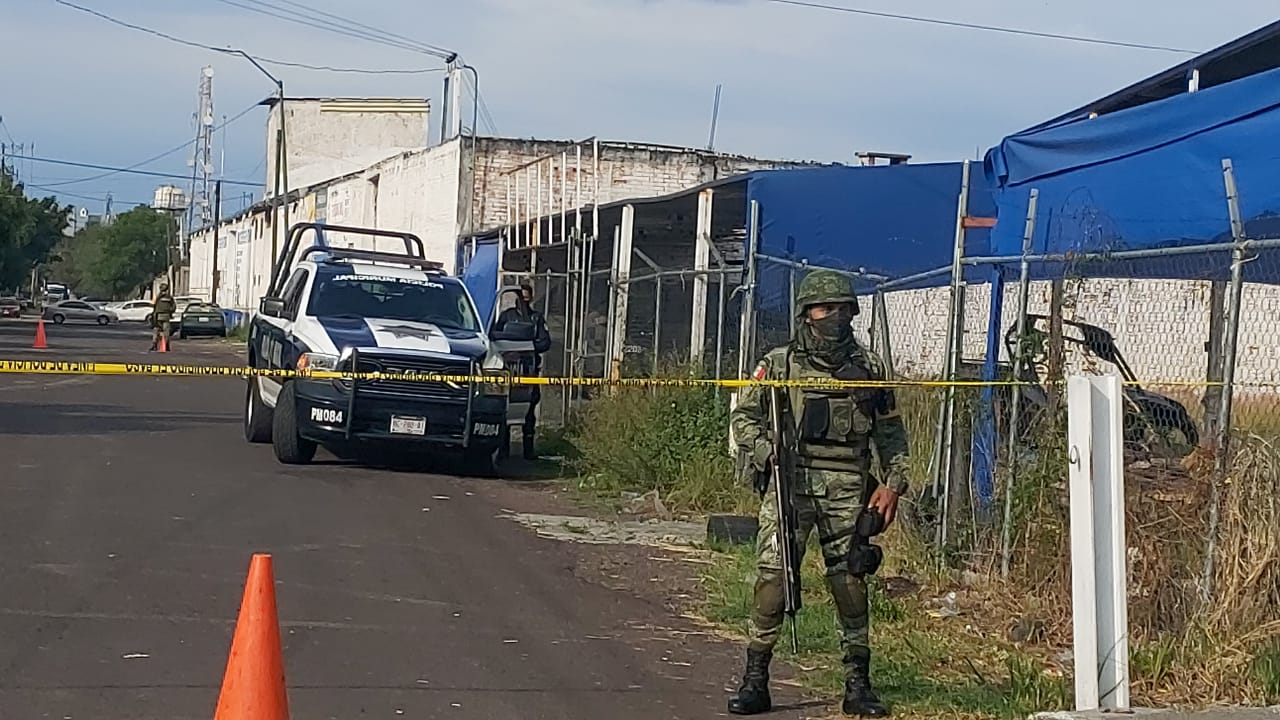 Localizan una camioneta pixelada al estilo del Ejército Mexicano, en un lote privado