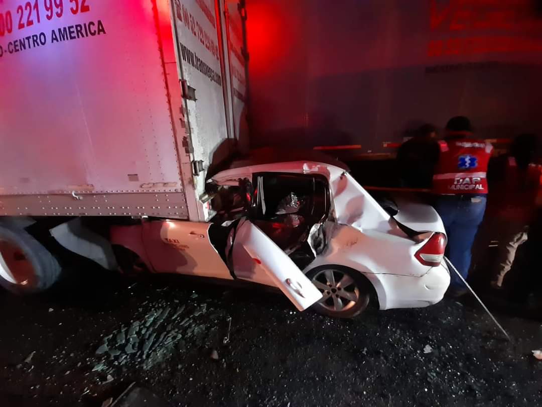 Dos muertos y dos lesionados al chocar un automóvil contra un tráiler estacionado en Zacapu