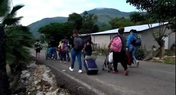 Habitantes de Comunidades de Coalcomán comienzan a abandonar sus casas debido a la violencia que hay en el lugar.