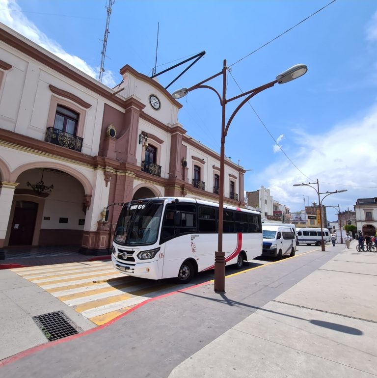 Se manifiestan choferes de la Ruta Huajúmbaro – Cd. Hidalgo frente la presidencia municipal de Hidalgo