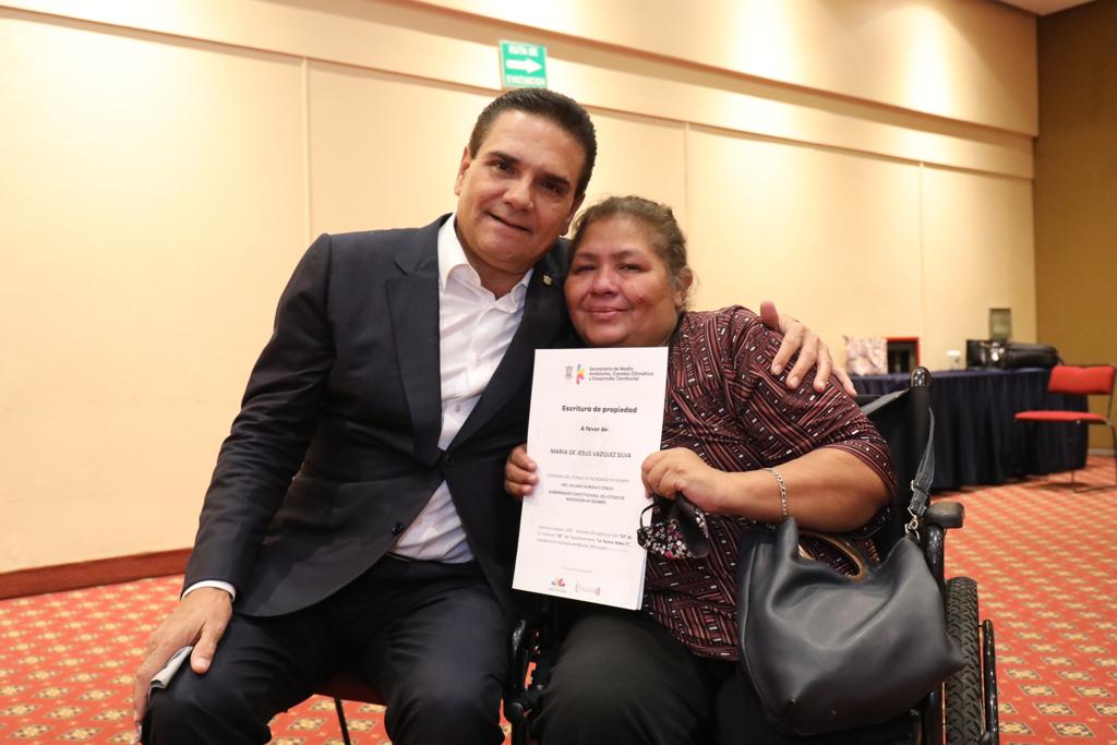 Entrega Silvano Aureoles escrituras a víctimas de los atentados del 15 de septiembre de 2008