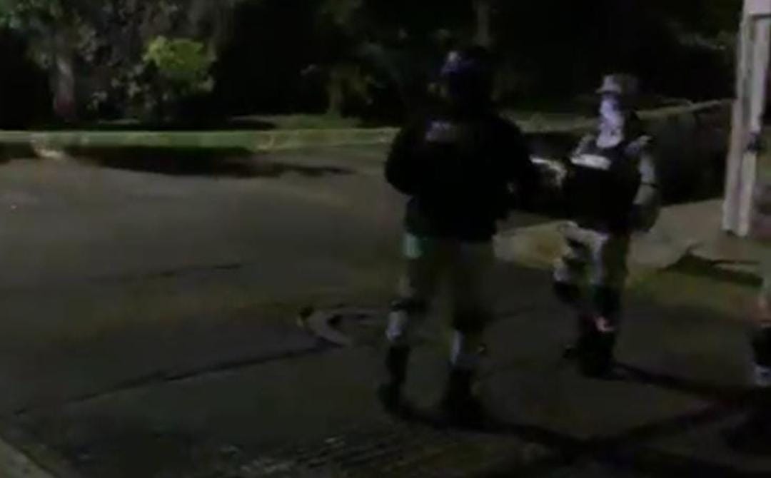 Desconocidos a bordo de un vehículo abandonaron el cadáver de un hombre con huellas de violencia e impactos de bala
