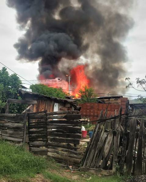 En la colonia Praderas del Sur se registró el incendio de varias casas