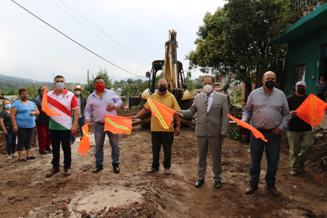 José Luis Téllez arrancó los trabajos de la construcción del pavimento de la calle Los Azufres