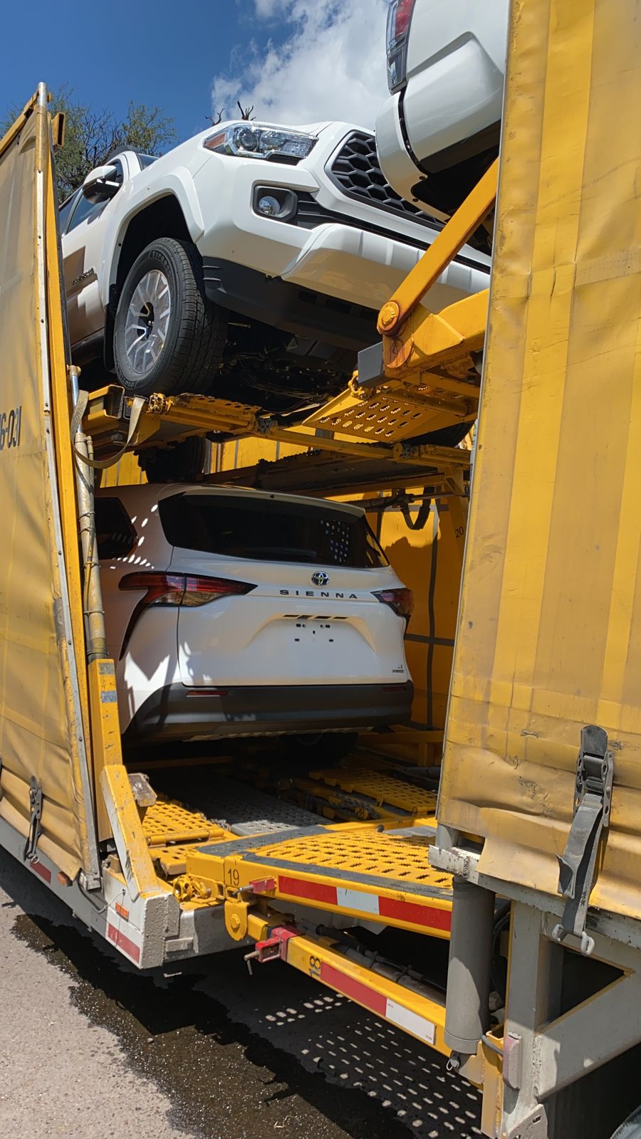 En operativo, recupera Fiscalía General madrina que transportaba vehículos nuevos con reporte de robo